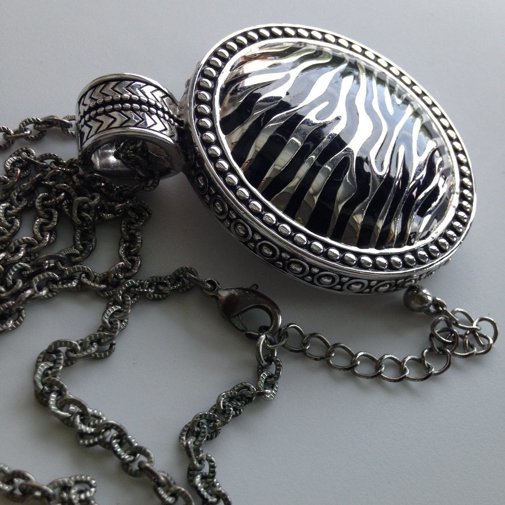 Gorgeous Large Animal Print Pendant Silver Tone Chain